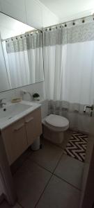 La salle de bains est pourvue de toilettes et d'un lavabo. dans l'établissement Departamento Cumbres de Miramar, à San Antonio