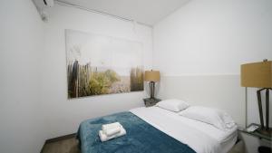 1 dormitorio con 1 cama con una foto en la pared en Caribbean Stars, en Carolina