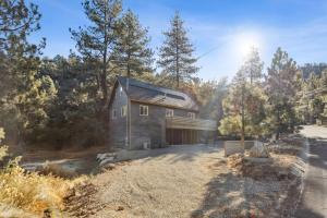 a house in the middle of a forest at Tranquil Pine Mountain Retreat cabin in Pine Mountain Club