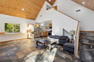 Χώρος καθιστικού στο Tranquil Pine Mountain Retreat cabin +22 φωτογραφίες