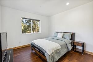 Ένα ή περισσότερα κρεβάτια σε δωμάτιο στο Tranquil Pine Mountain Retreat cabin