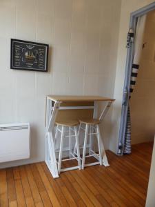 stół i stołek w pokoju ze schodami w obiekcie Pony Sweet Home w Caen