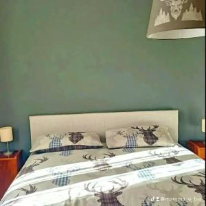 een slaapkamer met een bed met 2 kussens erop bij 2 bedrooms apartement with city view balcony and wifi at Carisolo in Carisolo