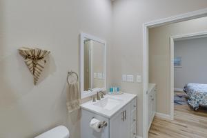 レイク・オザークにあるLake Ozark Apartment with Balcony Less Than 1 Mi to Water!の洗面台と鏡のある白いバスルーム +17枚の写真