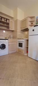 ゴールデン・サンズにあるEuroproperties Bendita Mare Apartmentsのキッチン(白い家電製品、白い冷蔵庫付)