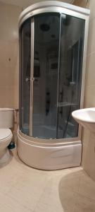 ゴールデン・サンズにあるEuroproperties Bendita Mare Apartmentsのバスルーム(シャワー、トイレ、シンク付)