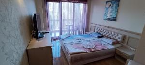 ゴールデン・サンズにあるEuroproperties Bendita Mare Apartmentsのベッドルーム1室(ベッド1台、デスク、テレビ付)