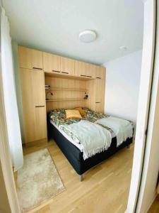 1 dormitorio pequeño con 1 cama en una habitación en Kokkola Charm - Central Apartment by University Center en Kokkola