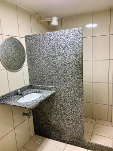 uma casa de banho com um lavatório e um espelho em Hotel Glória em Niterói