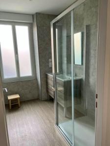 Un baño con ducha de cristal y lavabo. en Maison confortable à Jard-sur-Mer avec grand jardin clôturé, en Jard-sur-Mer