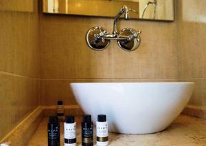 A bathroom at Athena hotel