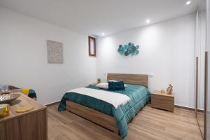 1 dormitorio con 1 cama con manta azul en Effedi Loft, en Barletta