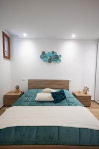 - une chambre avec un grand lit et 2 oreillers dans l'établissement Effedi Loft, à Barletta
