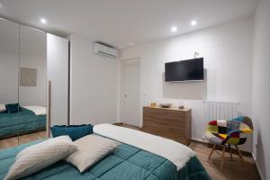 een slaapkamer met een bed en een tv aan de muur bij Effedi Loft in Barletta