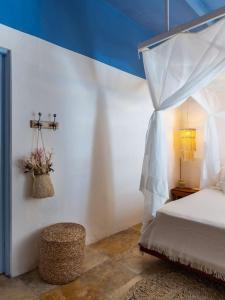 - une chambre avec un lit à baldaquin dans l'établissement Beachfront 7-bedroom Villa in Taiba - Kitesurfing Paradise, à São Gonçalo do Amarante