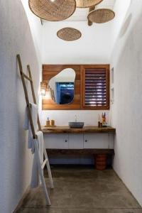 W łazience znajduje się umywalka i lustro. w obiekcie Beachfront 7-bedroom Villa in Taiba - Kitesurfing Paradise w mieście São Gonçalo do Amarante