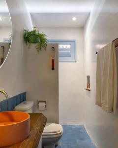 La salle de bains est pourvue d'un lavabo orange et de toilettes. dans l'établissement Beachfront 7-bedroom Villa in Taiba - Kitesurfing Paradise, à São Gonçalo do Amarante