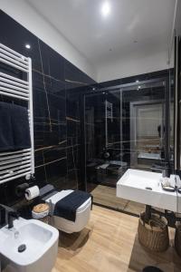 een badkamer met een toilet, een wastafel en een bad bij Effedi Loft in Barletta