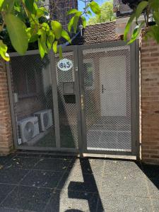 otwarte drzwi z kurnikiem na boku budynku w obiekcie CASA MARU - La Verde w mieście Vicente López
