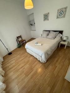 ヘレス・デ・ラ・フロンテーラにあるApartamentos Porvera Jerezのベッドルーム1室(ベッド1台付)