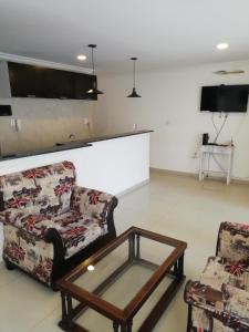 sala de estar con sofá y mesa de centro en Apto amoblado barrio Los Alpes Cartagena, en Cartagena de Indias