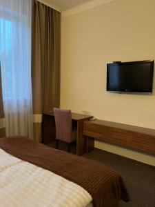 Televízia a/alebo spoločenská miestnosť v ubytovaní Hotel Sofiivka