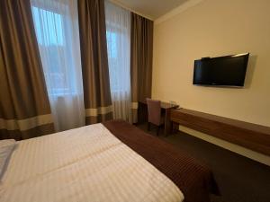 Televízia a/alebo spoločenská miestnosť v ubytovaní Hotel Sofiivka