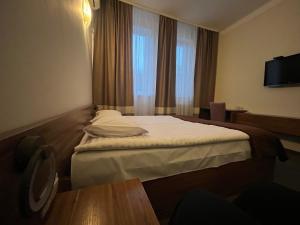 een hotelkamer met een bed en een raam bij Hotel Sofiivka in Konopnitsa