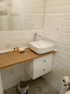 肯傑任科茲萊的住宿－Tabago Studio 15，浴室设有白色水槽和镜子