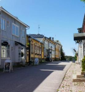 une rue avec une rangée de maisons dans une rue dans l'établissement Merikorte, à Naantali