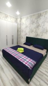Ένα ή περισσότερα κρεβάτια σε δωμάτιο στο Shanyrak apartments, 2 Комн