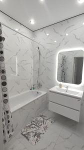 Ένα μπάνιο στο Shanyrak apartments, 2 Комн