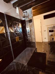 eine Dusche in einem Raum mit einer Glaswand in der Unterkunft Dimora Fattorini in Chioggia