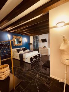 ein Schlafzimmer mit einem Bett in einem Zimmer mit blauen Wänden in der Unterkunft Dimora Fattorini in Chioggia
