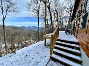 Modern Mountain Cabin - Spectacular Views at 3100 ft v zimě
