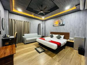 1 dormitorio con cama, escritorio y silla en N.K. Residency, en Guwahati