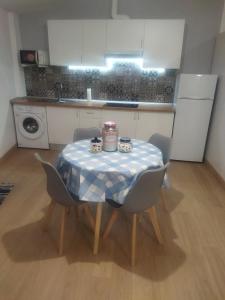 un tavolo con una tovaglia blu e bianca in una cucina di Ático Entero con Habitación en Corella a Corella