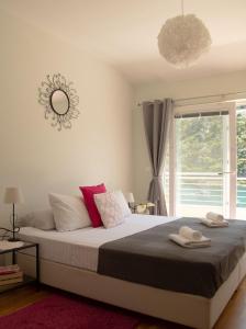 1 dormitorio con 1 cama con espejo en la pared en Villa Casia, en Mokošica