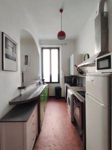 eine große Küche mit Spüle und Geschirrspüler in der Unterkunft Appartement typique entre la Gare et la Canebière in Marseille