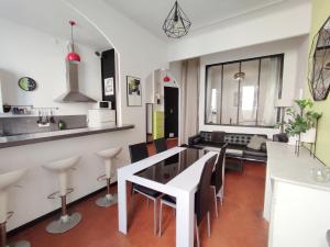 eine Küche und ein Wohnzimmer mit einem Tisch und Stühlen in der Unterkunft Appartement typique entre la Gare et la Canebière in Marseille