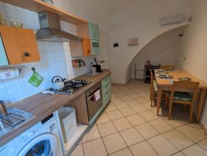 Nhà bếp/bếp nhỏ tại La Casa degli Alberi