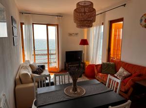 uma sala de estar com uma mesa e um sofá em M illumino d immenso - Un risveglio in mare MONEGLIA APARTMENTS em Moneglia