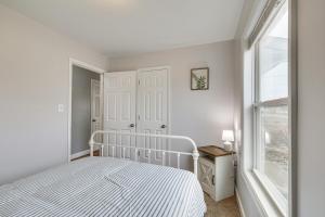 Un pat sau paturi într-o cameră la Hubert Home Rental with Patio, Near Hammocks Beach!