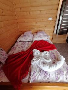 - un lit avec un archet dans une chambre dans l'établissement Apartament Miejscówka u Lufów, à Zakopane