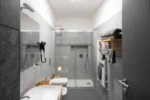 ein Bad mit einer Dusche, einem WC und einem Waschbecken in der Unterkunft Villa Gio's in Monza
