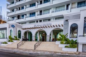 a building with stairs in front of it at Hacienda Mazatlán sea view in Mazatlán