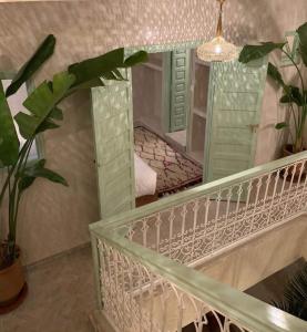 espejo en una escalera en una habitación en Riad with 3 Swimming Pools, en Marrakech