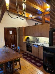 una cucina con armadi in legno e tavolo in legno di Trusties a Dirbach