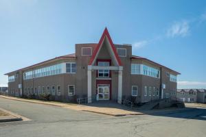 ein großes Backsteingebäude mit rotem Dach in der Unterkunft Urban Nest Studios in Halifax