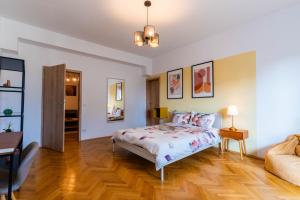 una camera con letto e divano di Ultracentral Dreamland Apartment 3 Bdrm a Bucarest